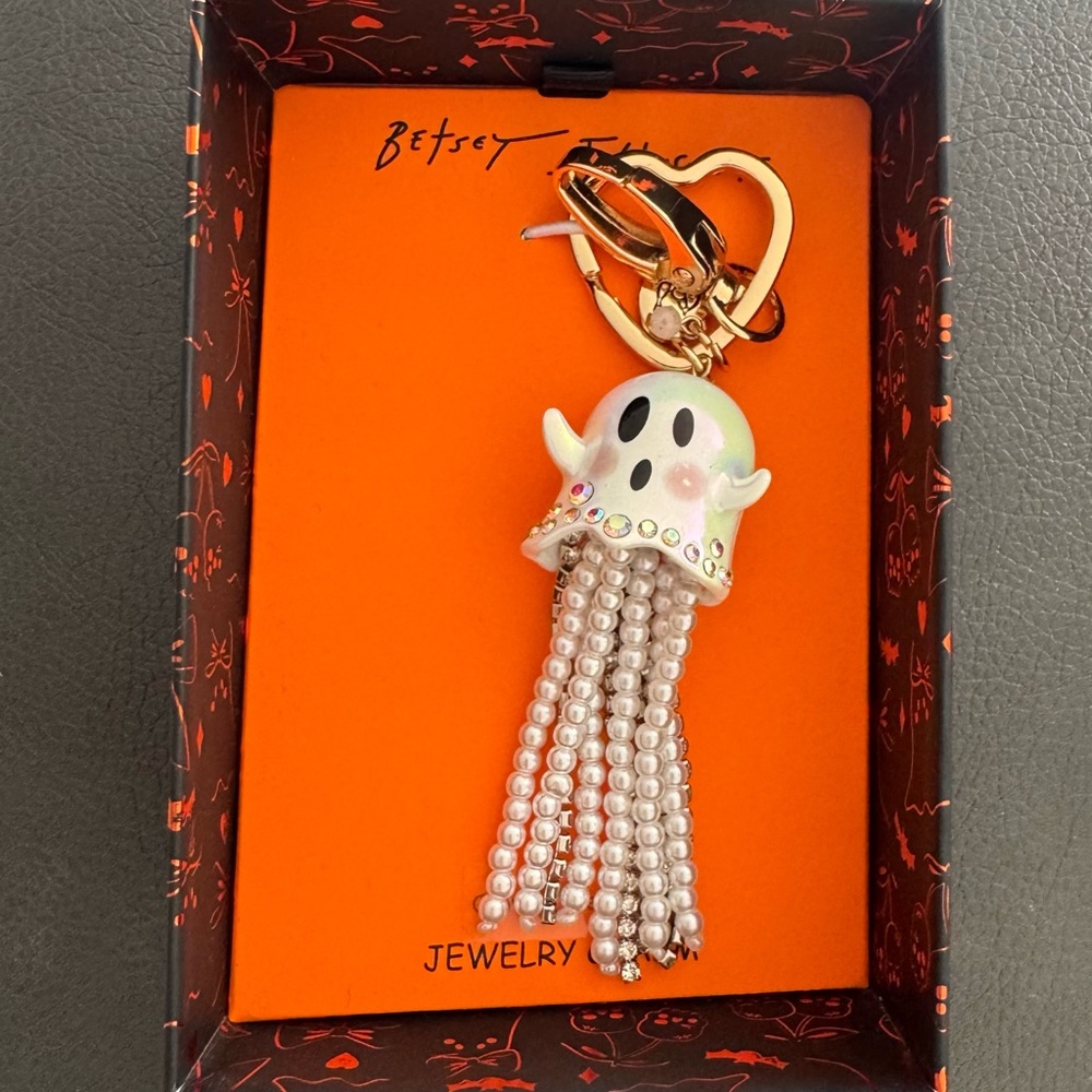 Betsey Johnson Ghost Purse
Charm Keychain Viral Halloween
Glow N The Dark NWT